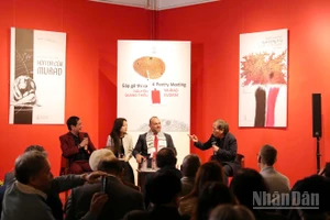 Nhà thơ Nguyễn Quang Thiều và nhà thơ Murad Sadani trò chuyện về hai tập sách với sự dẫn dắt của nhà thơ Hữu Việt. (Ảnh: KHIẾU MINH)
