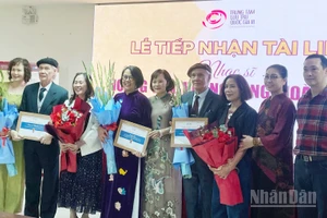 Các nhạc sĩ Hoàng Long, Hoàng Lân cùng gia đình, Tiến sĩ Lê Y Linh và Tiến sĩ Trần Việt Hoa tại buổi lễ trao tặng.