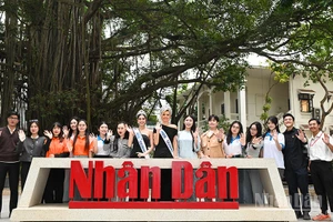 Top 2 Miss Cosmo chụp ảnh lưu niệm cùng các sinh viên tham gia buổi giao lưu tại Báo Nhân Dân. (Ảnh: THẾ ĐẠI)