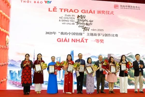 Ban tổ chức trao giải Nhất cho các tác giả dự thi.