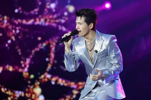 Ca sĩ Quốc Thiên trong chương trình “Noel cho tình nhân”.