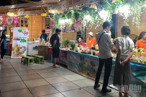 Giới thiệu đặc sản, ẩm thực vùng miền tại một hội chợ.