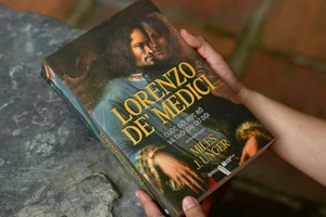Cuốn sách “Lorenzo de’ Medici: Cuộc đời rực rỡ và thời đại dữ dội” của tác giả Miles J. Unger. (Ảnh: Omega Plus Books)