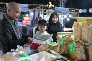 Khách hàng chọn mua sản phẩm OCOP tại một phiên chợ. (Ảnh minh họa)