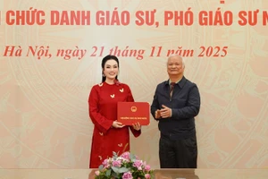 Lễ trao Quyết định bổ nhiệm chức danh Phó Giáo sư đối với Tiến sĩ, Nghệ sĩ Ưu tú Tân Nhàn. (Ảnh: NVCC)