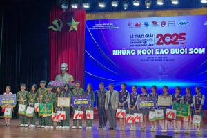 Ban tổ chức trao giải Triển vọng cho các tập thể.