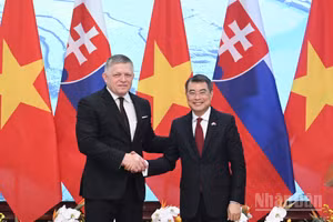 Thủ tướng Lê Minh Hưng và Thủ tướng nước Cộng hòa Slovakia Robert Fico. (Ảnh TRẦN HẢI)