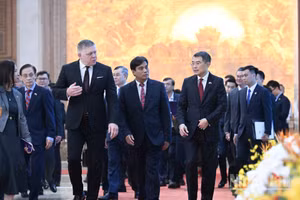 Thủ tướng Lê Minh Hưng và Thủ tướng nước Cộng hòa Slovakia Robert Fico. 