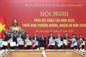 Thủ tướng Phạm Minh Chính, Bí thư Đảng ủy Chính phủ trao tặng Bằng khen cho các tập thể thuộc Đảng bộ Chính phủ.