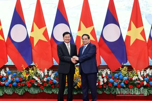 Thủ tướng Phạm Minh Chính đón Tổng Bí thư, Chủ tịch nước Lào Thongloun Sisoulith.