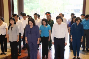 Đồng chí Võ Thị Ánh Xuân cùng Đoàn công tác tưởng nhớ Chủ tịch Tôn Đức Thắng.