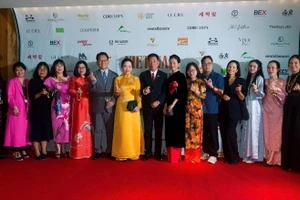 Đoàn Việt Nam trên thảm đỏ sự kiện. (Ảnh: VFDA)