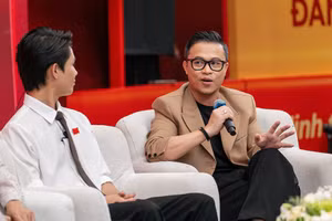 Đạo diễn Đặng Lê Minh Trí trò chuyện về công nghiệp văn hóa tại tọa đàm do Báo Nhân Dân tổ chức.