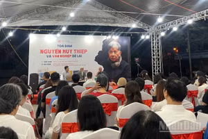 Đông đảo bạn đọc trẻ đến nghe những câu chuyện về nhà văn Nguyễn Huy Thiệp.