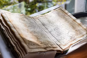 Cuốn sách viết tay từ thế kỷ 17 của Colegio del Arte. (Nguồn: Euro News)