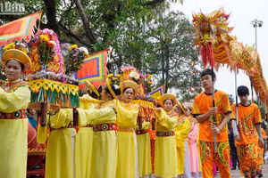 Người dân Bình Đà rước lễ vật ra Đình Nội. (Ảnh: HỮU TOÀN)