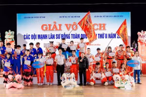 Môn Lân Sư Rồng thu hút đông đảo bạn trẻ tập luyện.