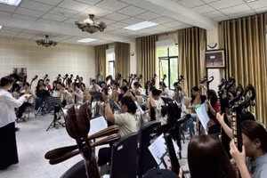 Thầy trò Tổ bộ môn Tỳ bà, Khoa Âm nhạc Truyền thống luyện tập trước ngày biểu diễn.