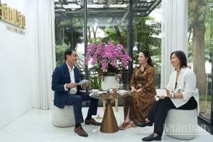 Nhà báo Hữu Việt và các diễn giả Phạm Thị Kim Oanh, Phan Cẩm Tú tại buổi tọa đàm. (Ảnh: HỒNG QUÂN)