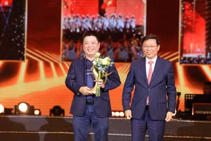 Ông Trần Thanh Lâm, Ủy viên Trung ương Đảng, Phó Trưởng Ban Tuyên giáo và Dân vận Trung ương trao Kỷ niệm chương Cống hiến tới Nhà báo Quế Đình Nguyên - Phó Tổng Biên tập Báo Nhân Dân, đại diện của Concert "Tổ quốc trong tim". (Ảnh: Ban tổ chức)