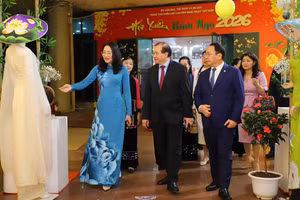 Bà Nguyễn Hằng Nga, Giám đốc Trung tâm Triển lãm Văn hóa Nghệ thuật Việt Nam giới thiệu trưng bày tại Hội Xuân Bính Ngọ cho Thứ trưởng Tạ Quang Đông và các đại biểu, khách mời.