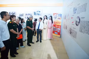 Nhà báo Phùng Công Sưởng, Tổng Biên tập Báo Tiền Phong giới thiệu với các đại biểu về triển lãm.