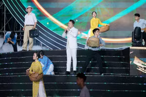 Nghệ sĩ Lê Thanh Phong tại chương trình nghệ thuật chính luận "Âm vang Tổ quốc".