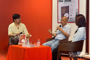 Tác giả giao lưu trong buổi lễ ra mắt.