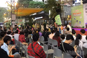 Một hoạt động giao lưu bạn đọc tại Phố Sách Hà Nội.