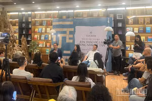 Đông đảo độc giả đến tham dự buổi tọa đàm.
