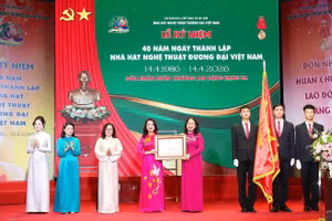 Nhà hát Nghệ thuật Đương đại Việt Nam được trao Huân chương Lao động hạng Ba. (Ảnh: TRẦN HUẤN)