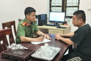 Công an làm việc với anh L.T.S. về thông tin sai sự thật anh này đăng tải trên Facebook cá nhân. (Ảnh: Công an Nghệ An)