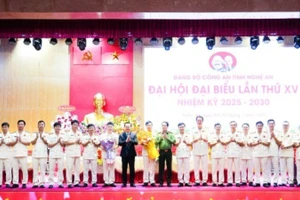 Thượng tướng Lê Quốc Hùng, Ủy viên Trung ương Đảng, Thứ trưởng Công an và Bí thư Tỉnh ủy Nghệ An Nguyễn Đức Trung tặng hoa chúc mừng các đồng chí được bầu vào Ban Chấp hành Đảng bộ Công an tỉnh Nghệ An khóa XV, nhiệm kỳ 2025-2030. 