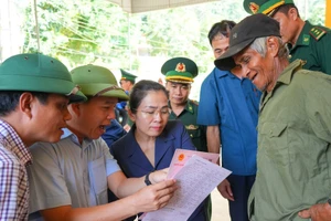 Đại diện Sở Tài nguyên và Môi trường tỉnh Nghệ An báo cáo với Đoàn công tác tỉnh Nghệ An về quá trình triển khai cấp Giấy chứng nhận quyền sử dụng đất, quyền sở hữu tài sản gắn liền với đất cho các hộ dân Đan Lai ở 2 bản Búng và Cò Phạt, xã Môn Sơn. 