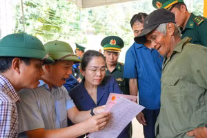 Đại diện Sở Tài nguyên và Môi trường tỉnh Nghệ An báo cáo với Đoàn công tác tỉnh Nghệ An về quá trình triển khai cấp Giấy chứng nhận quyền sử dụng đất, quyền sở hữu tài sản gắn liền với đất cho các hộ dân Đan Lai ở 2 bản Búng và Cò Phạt, xã Môn Sơn. 