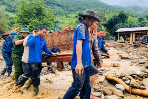 Đoàn viên, thanh niên là một trong những lực lượng chủ lực trong khắc phục hậu quả mưa lũ sau bão số 3 ở Nghệ An.