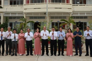 Đồng chí Nguyễn Hồ Hải, Ủy viên Trung ương Đảng, Bí thư Tỉnh ủy Cà Mau (đứng giữa) thăm Trường cao đẳng Y tế Bạc Liêu, nhân Ngày Thầy thuốc Việt Nam.