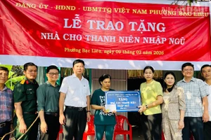 Đồng chí Tô Việt Thu, Thường vụ Tỉnh ủy Cà Mau, Bí thư Đảng ủy phường Bạc Liêu trao tặng nhà cho đại diện gia đình tân binh Mã Đức Toàn. (Ảnh: TRỌNG DUY)
