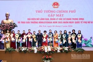 Thủ tướng Phạm Minh Chính tặng quà chúc mừng đại diện nữ lãnh đạo, quản lý các cơ quan Trung ương.