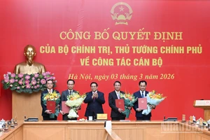Thủ tướng Phạm Minh Chính trao quyết định, tặng hoa các đồng chí mới được bổ nhiệm.
