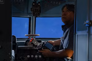 Đạo diễn Hàm Trần bên trong khoang máy bay mô hình để quay phim "Tử chiến trên không". (Ảnh: Galaxy Studio)