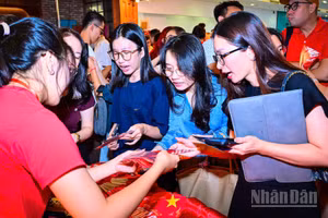 Khán giả đến dự buổi ra mắt phim “Tổ Quốc Trong Tim: The Concert Film". (Ảnh: BẢO LONG)