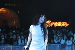 Ca sĩ Mỹ Anh trình diễn tại Vivid Sydney (Australia). (Ảnh: NVCC)