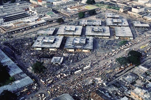 Chợ Zando rơi vào tình trạng quá tải trước khi cải tạo. Ảnh: ALAMY