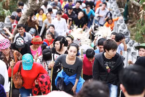 Du khách hành hương Yên Tử. Ảnh: ANH QUÂN