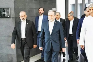 Bộ trưởng Ngoại giao Abbas Araghchi (giữa) và phái đoàn đàm phán Iran tại Oman. Ảnh: AP