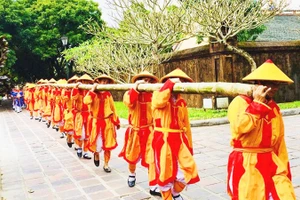 Lễ hạ nêu ở kinh thành Huế.