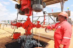 Công nhân Tập đoàn PDVSA khai thác dầu tại Vành đai Orinoco. Ảnh: ELESTIMULO 