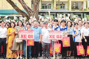 Lãnh đạo Trường đại học Sài Gòn tặng quà và tiễn sinh viên về quê đón Tết. Ảnh: ĐẠT NGUYỄN