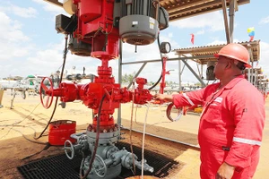 Công nhân Tập đoàn PDVSA khai thác dầu tại Vành đai Orinoco. Ảnh: ELESTIMULO 